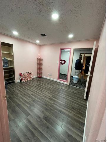 25820 Southfield Road Road, Southfield, MI 48075