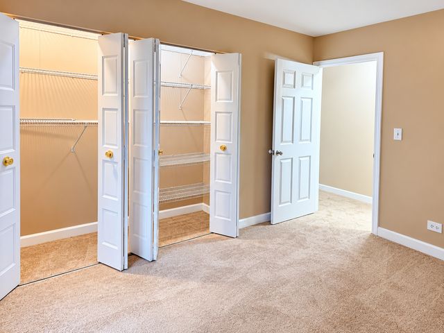 703 Waterford Road 2B, Schaumburg, IL 60193