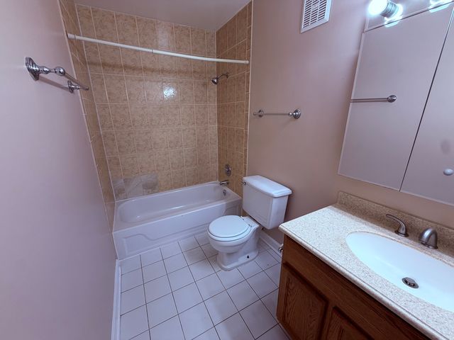 703 Waterford Road 2B, Schaumburg, IL 60193