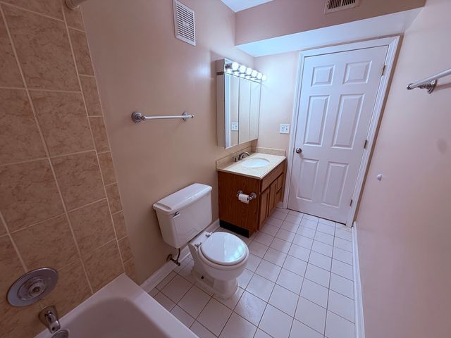 703 Waterford Road 2B, Schaumburg, IL 60193