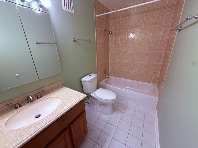 703 Waterford Road 2B, Schaumburg, IL 60193