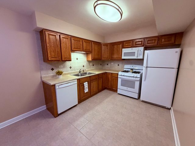 703 Waterford Road 2B, Schaumburg, IL 60193