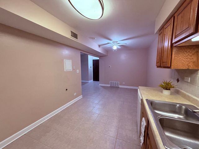 703 Waterford Road 2B, Schaumburg, IL 60193