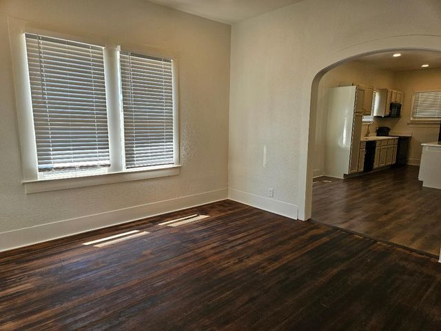 304 W Metcalfe ST, Hutto, TX 78634