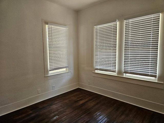 304 W Metcalfe ST, Hutto, TX 78634