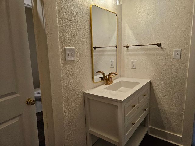 304 W Metcalfe ST, Hutto, TX 78634