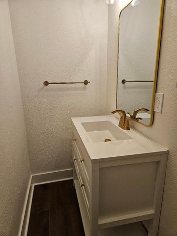 304 W Metcalfe ST, Hutto, TX 78634