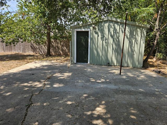 304 W Metcalfe ST, Hutto, TX 78634