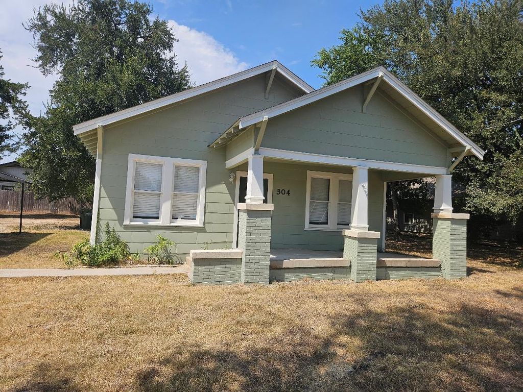 304 W Metcalfe ST, Hutto, TX 78634