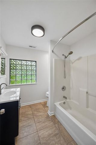 8400 Greenwood Street, Raytown, MO 64138