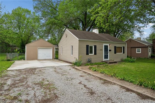 8400 Greenwood Street, Raytown, MO 64138