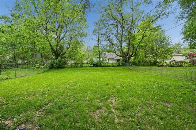 8400 Greenwood Street, Raytown, MO 64138