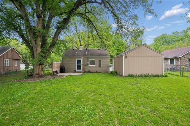 8400 Greenwood Street, Raytown, MO 64138
