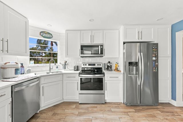 3810 Via Poinciana 202, Lake Worth, FL 33467