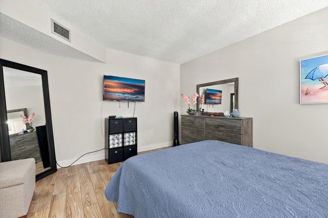 3810 Via Poinciana 202, Lake Worth, FL 33467