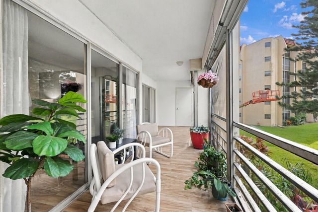 3810 Via Poinciana 202, Lake Worth, FL 33467