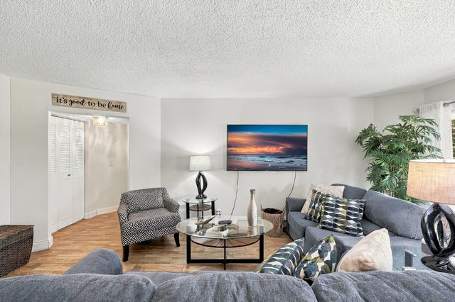 3810 Via Poinciana 202, Lake Worth, FL 33467