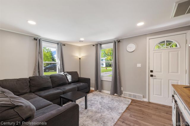 2830 Deland Road, Waterford Charter Township, MI 48329