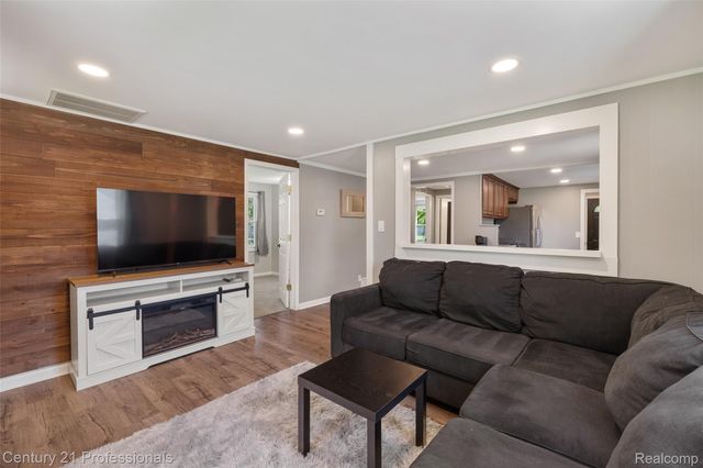 2830 Deland Road, Waterford Charter Township, MI 48329