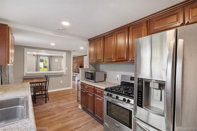 2830 Deland Road, Waterford Charter Township, MI 48329
