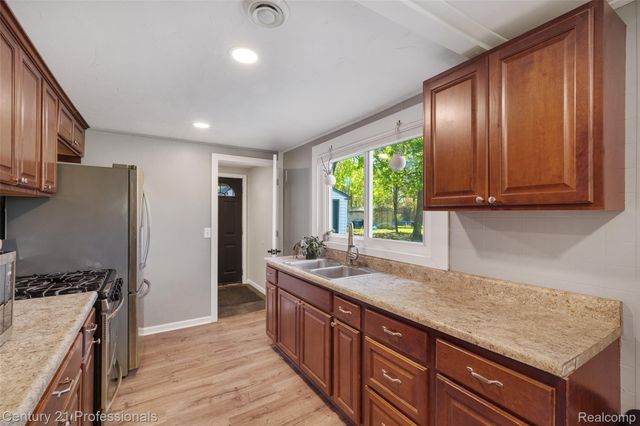 2830 Deland Road, Waterford Charter Township, MI 48329