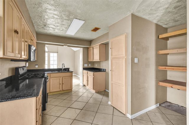 3 Chuckwagon Court, Angleton, TX 77515