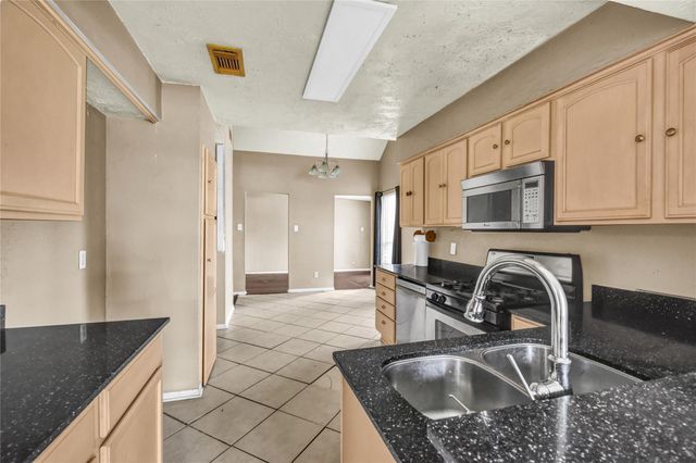 3 Chuckwagon Court, Angleton, TX 77515