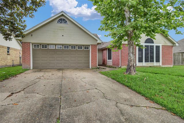 3 Chuckwagon Court, Angleton, TX 77515