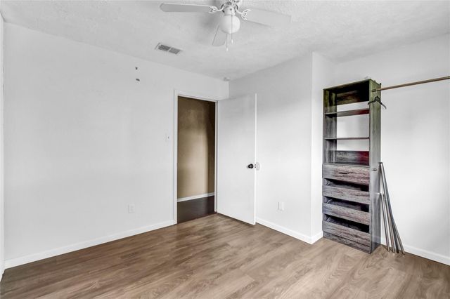 3 Chuckwagon Court, Angleton, TX 77515