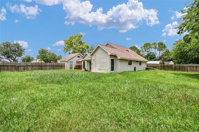 3 Chuckwagon Court, Angleton, TX 77515