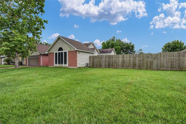 3 Chuckwagon Court, Angleton, TX 77515