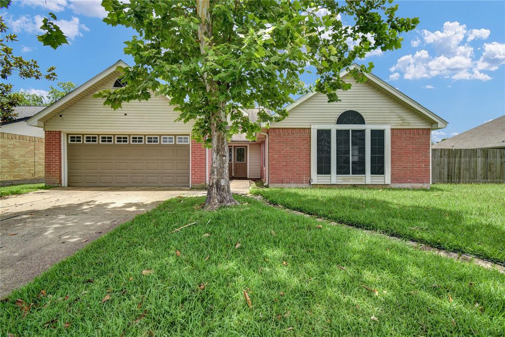 3 Chuckwagon Court, Angleton, TX 77515