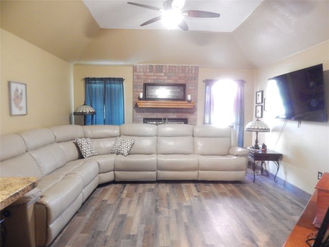 813 Emily Trail, Azle, TX 76020