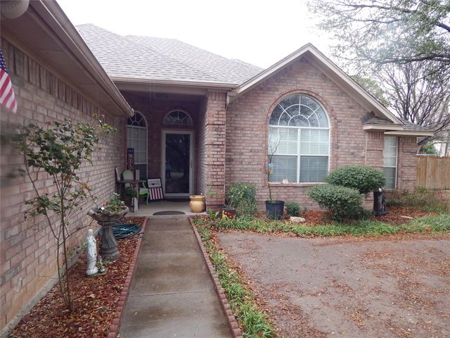 813 Emily Trail, Azle, TX 76020