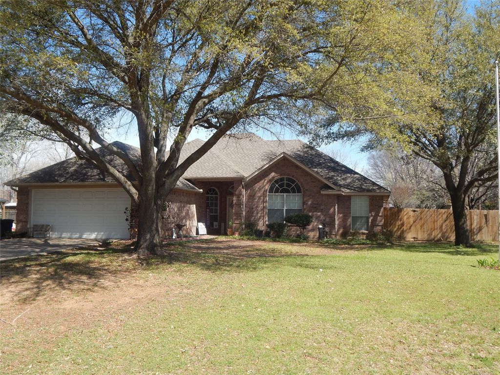 813 Emily Trail, Azle, TX 76020