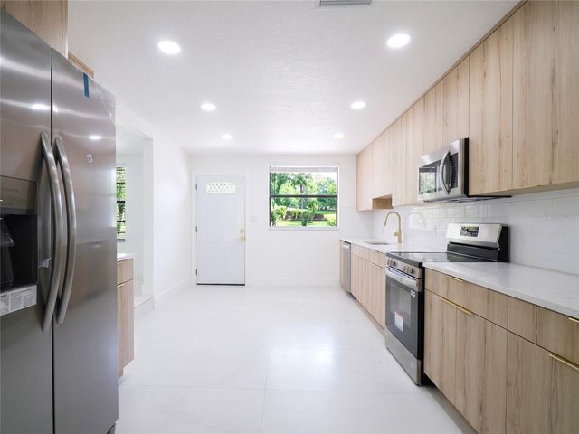 1736 W COUNTRY CLUB, Tampa, FL 33612