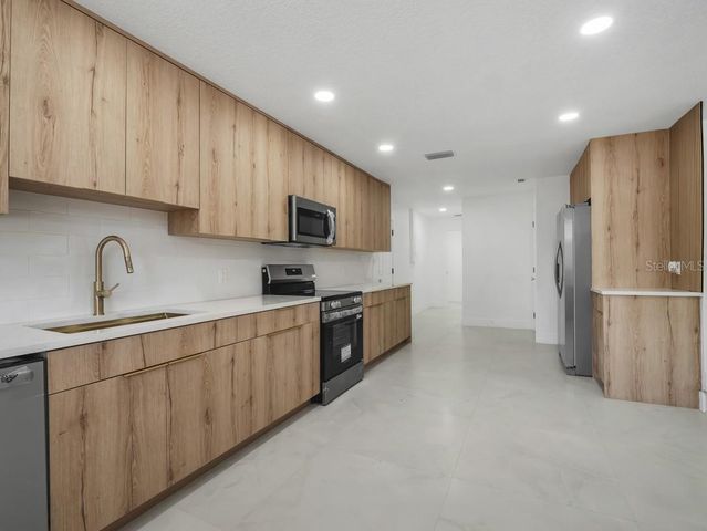1736 W COUNTRY CLUB, Tampa, FL 33612