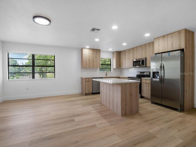 1736 W COUNTRY CLUB, Tampa, FL 33612