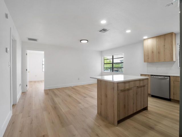 1736 W COUNTRY CLUB, Tampa, FL 33612