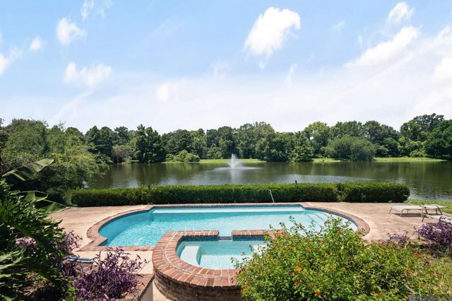 16924 Sunset Point Ct, Baton Rouge, LA 70816