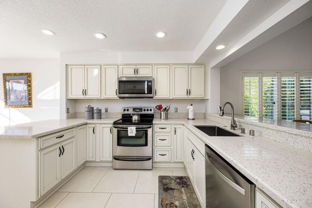 320 Vista Royale Drive, Palm Desert, CA 92211