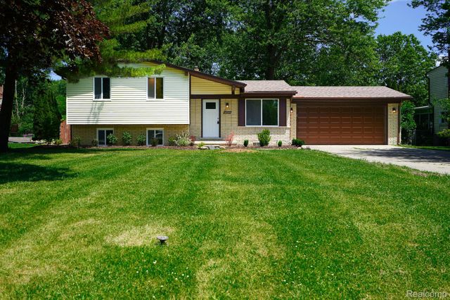 48297 Mallard Drive, Chesterfield Township, MI 48047