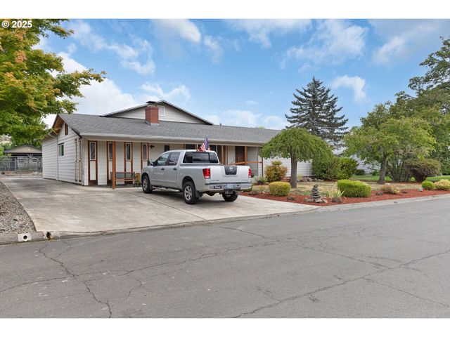 1862 Nw OERDING Ave, Roseburg, OR 97471
