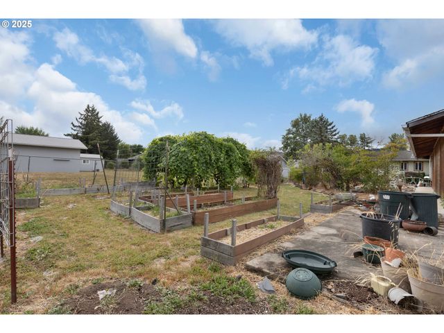 1862 Nw OERDING Ave, Roseburg, OR 97471