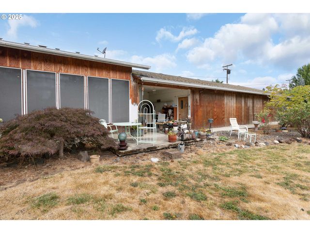 1862 Nw OERDING Ave, Roseburg, OR 97471