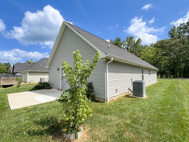 122 Mazie Dr, Lafayette, TN 37083