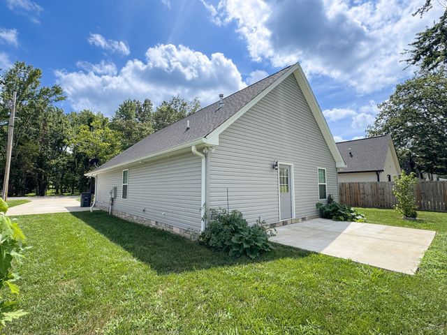 122 Mazie Dr, Lafayette, TN 37083