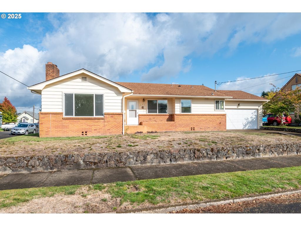 801 COWLITZ Way, Kelso, WA 98626