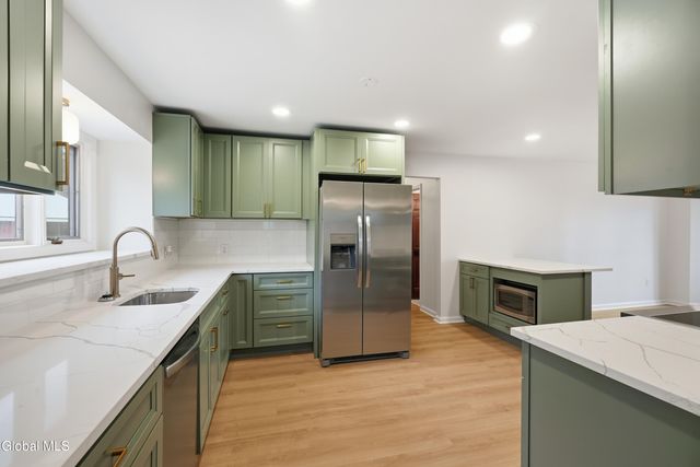 13 Ribbon Candy Lane, Schaghticoke, NY 12182