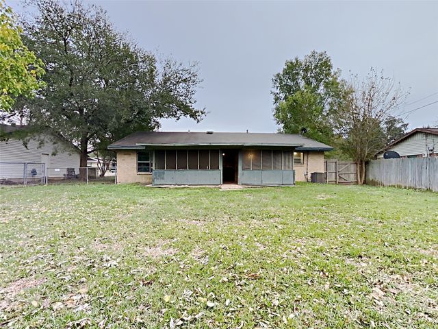 209 Collins Drive, Terrell, TX 75160